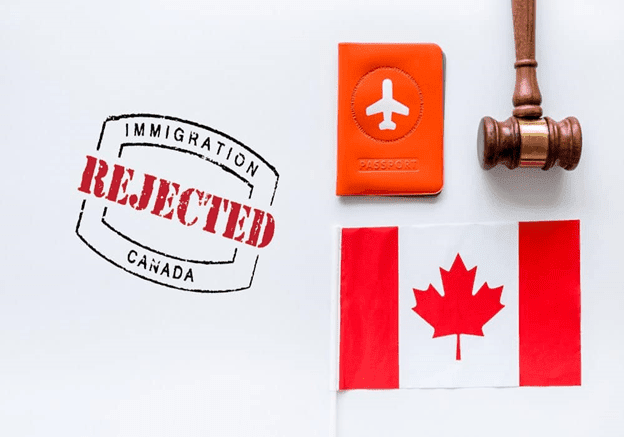 تصویری از عبارت رد شده در کنار پاسپورت به همراه پرچم کانادا برای عنوان اگر ویزای تحصیلی کانادا شما رد شود چه؟ انتخاب شده است.