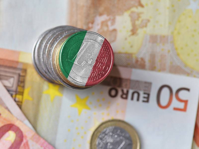 تصویری از پول ایتالیا به همراه تصویر پرچم ایتالیا بر آن برای عنوان هزینه‌های زندگی برای زندگی دانشجویی در ایتالیا انتخاب شده است.