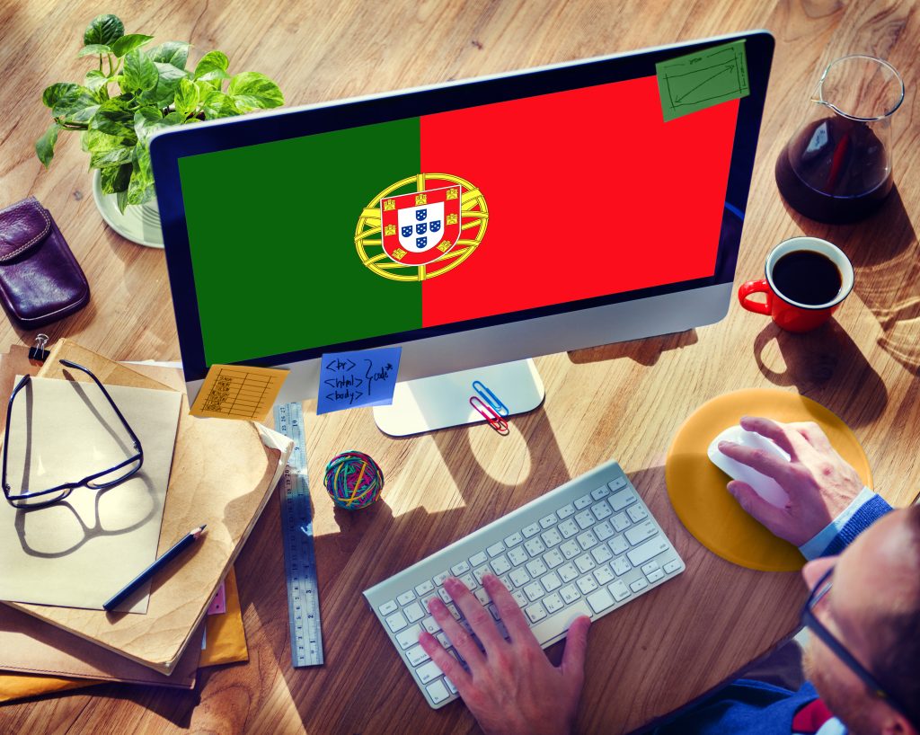 فردی عینکی در حال کار با iMac است. این تصویر برای مشاغل مربوط به IT در مطلب وضعیت کار در پرتغال انتخاب شده.