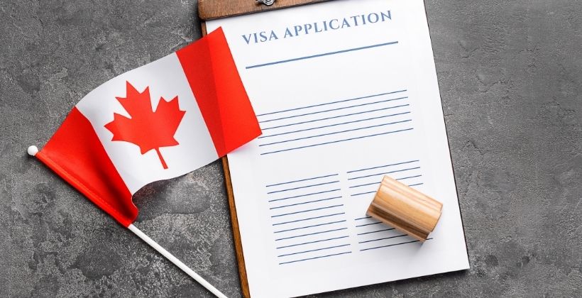 تصویری از فرم ویزا در کنار پرچم کانادا برای عنوان همه چیز درباره انواع ویزای تحصیلی انتخاب شده است.
