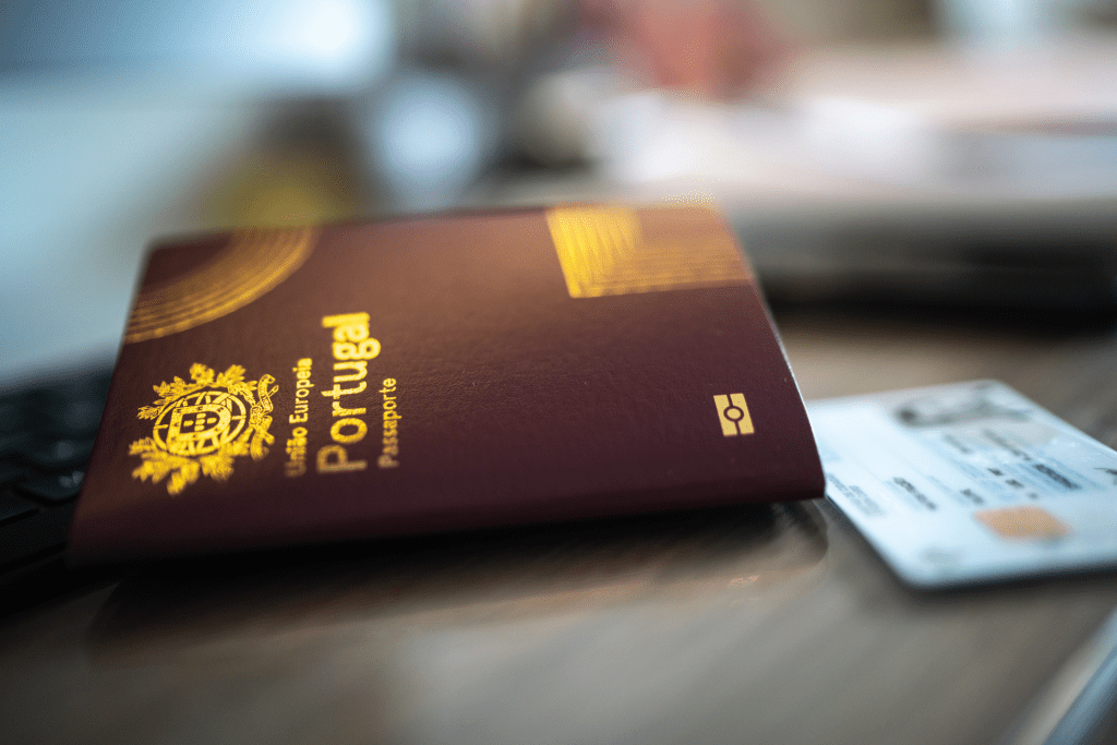 تصویر پاسپورت پرتغال به همراه کارت شهروندی این کشور برای عنوان مراحل دریافت گلدن ویزا پرتغال انتخاب شده است.