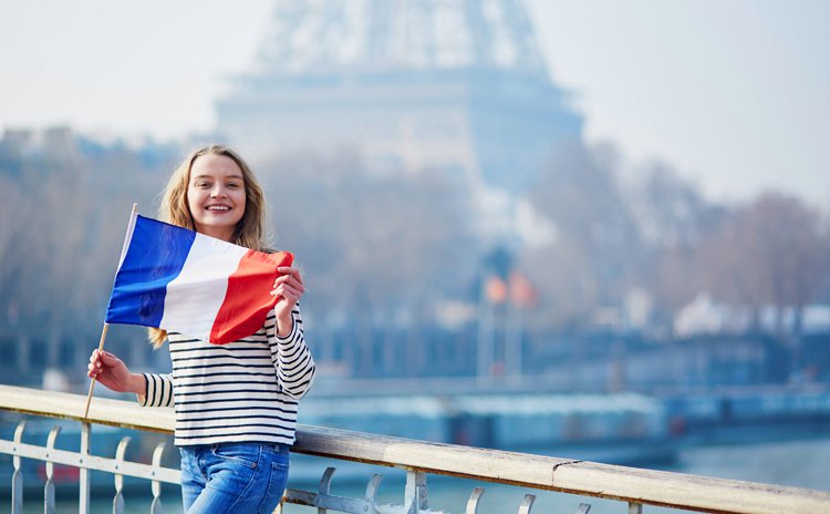 تصویری از دانشجویی شاد در فرانسه برای عنوان آیا مهاجرت تحصیلی به فرانسه خوب است؟ انتخاب شده است.
