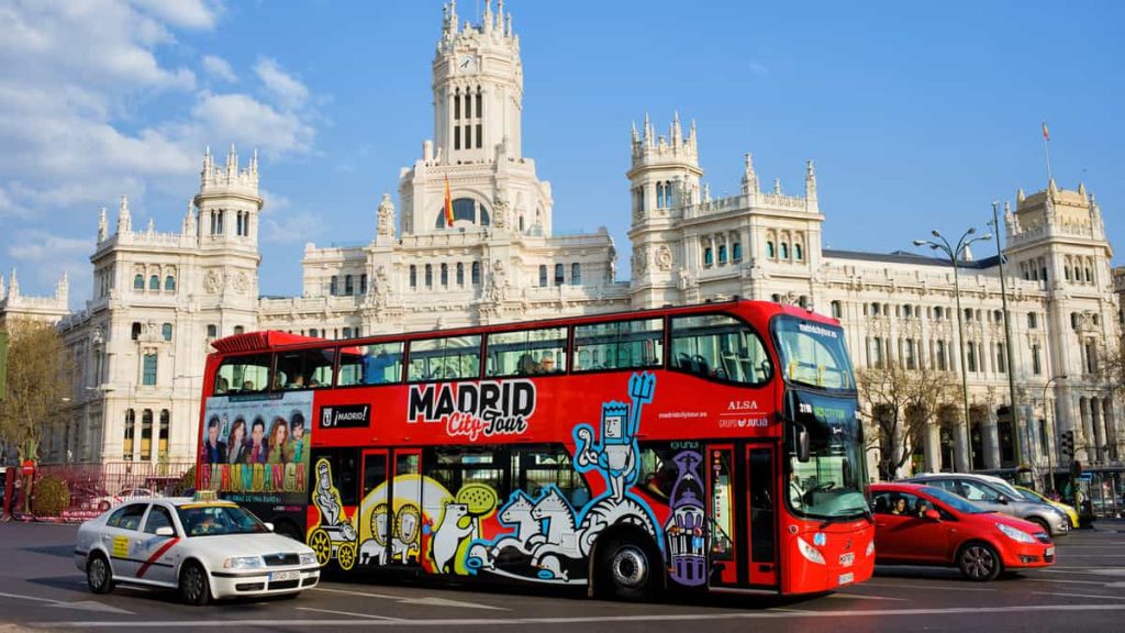 تصویری از اتوبوسی در شهر مادرید برای عنوان  سیستم حمل و نقل در کشور اسپانیا برای زندگی انتخاب شده است.