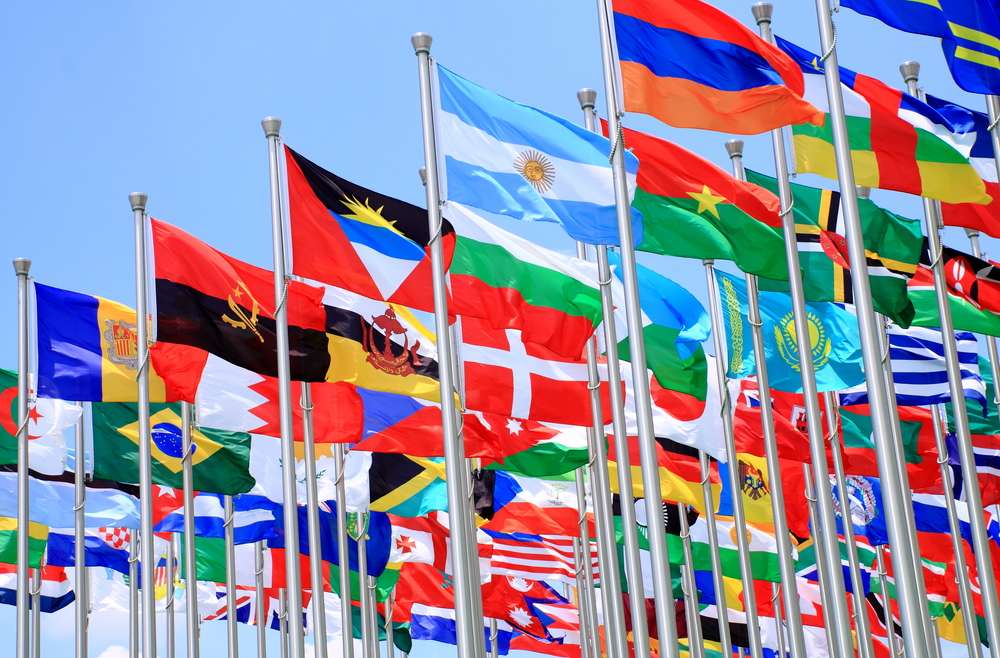 تصویری از پرچم های کشورهای مختلف برای عنوان راحت ترین کشورها برای مهاجرت ایرانی‌ها انتخاب شده است.
