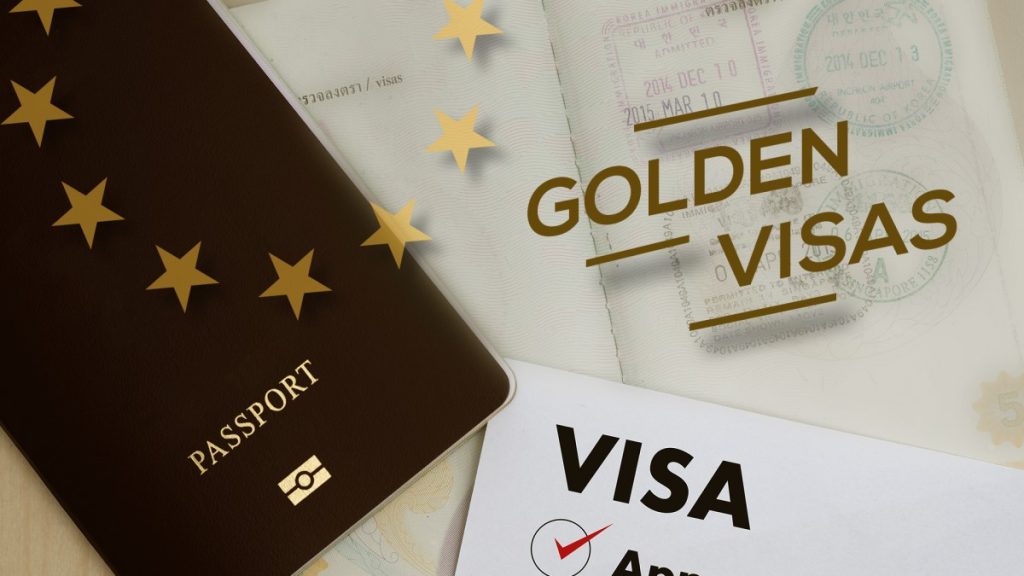 تصویری از نوشته ی ویزای طلایی در کنار پاسپورت برای عنوان ویزای طلایی پرتغال انتخاب شده است.