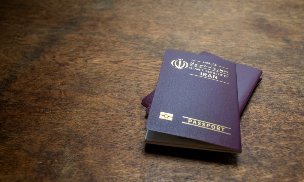 تصویری از پاسپورت های ایران برای عنوان قدم سوم: مراحل مهاجرت از ایران چیست؟ انتخاب شده است.
