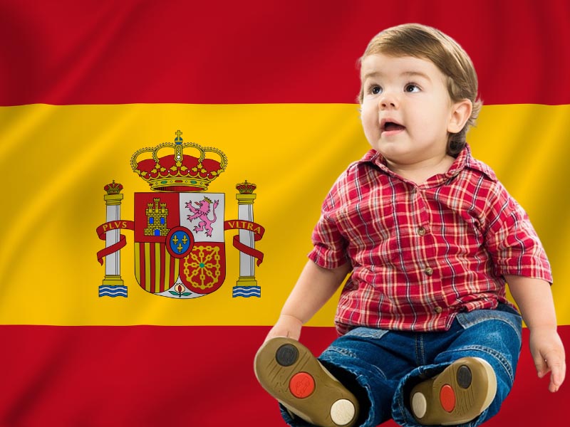 تصویری از کودکی مقابل پرچم اسپانیا برای عنوان مهاجرت به اسپانیا و اخذ تابعیت از طریق تولد انتخاب شده است.