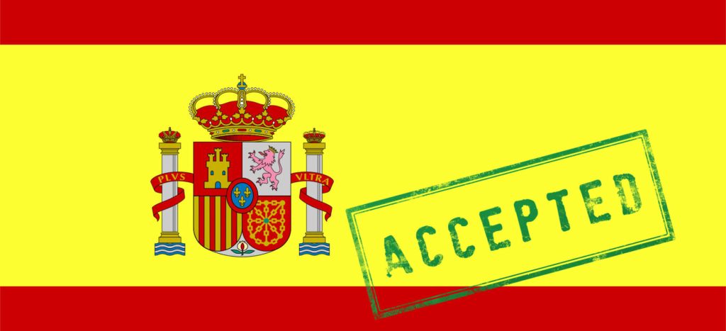 تصویری از مهر قبولی ویزا بر روی پرچم اسپانیا برای عنوان انواع ویزای تحصیلی اسپانیا انتخاب شده است.