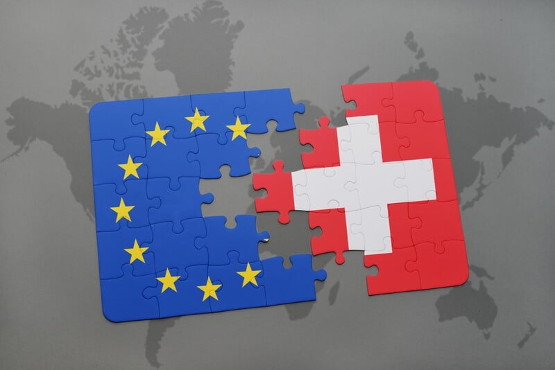 تصویری از پرچم سوئیس در کنار پرچم شینگن برای عنوان مهاجرت به سوئیس انتخاب شده است.