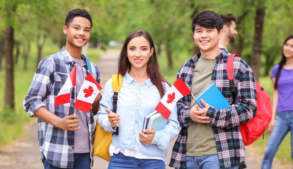 تصویری از 3 دانش آموز به همراه پرچم کانادا برای عنوان مقاطع تحصیلی در کانادا انتخاب شده است.