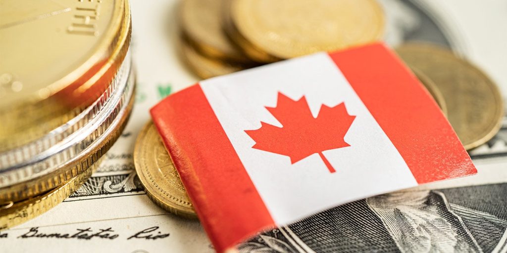 تصویری از پرچم کانادا در کنار سکه برای عنوان هزینه‌های زندگی در کانادا انتخاب شده است.