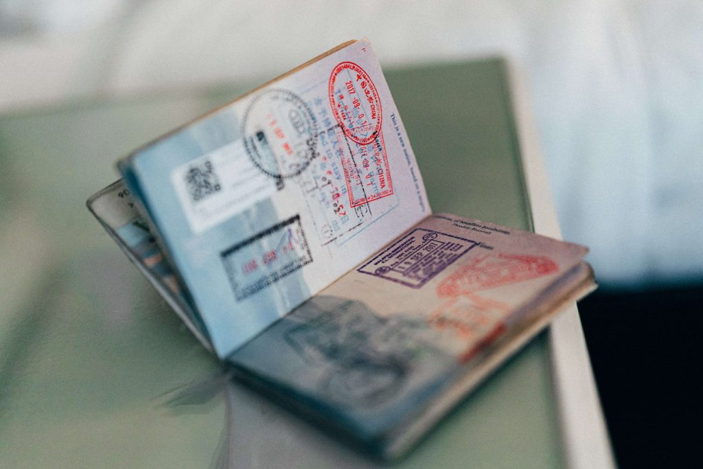 تصویری از مهر ویزا در پاسپورت پرتغال برای عنوان انواع ویزای پرتغال انتخاب شده است.