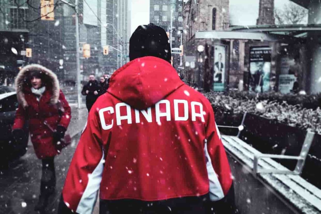 تصویری از فردی کانادایی در سرمای کانادا برای عنوان معایب و مشکلات زندگی در کانادا انتخاب شده است.