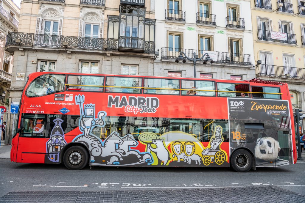 تصویری از اتوبوسی در مادرید برای عنوان سیستم حمل و نقل مناسب و گسترده انتخاب شده است.