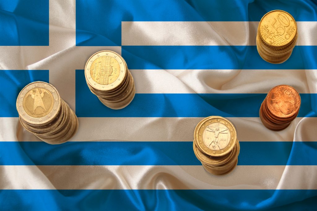 مقداری سکه بر روی پرچم یونان برای عنوان شرایط اقتصادی یونان بعد از رکود اقتصادی انتخاب شده است.