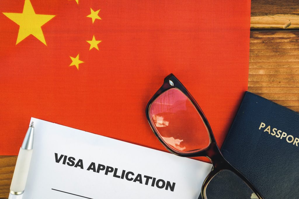 تصویری از فرم ویزای چین به همراه پرچم این کشور برای عنوان چگونه برای گرفتن ویزای تحصیلی چین اقدام کنیم؟ انتخاب شده است.