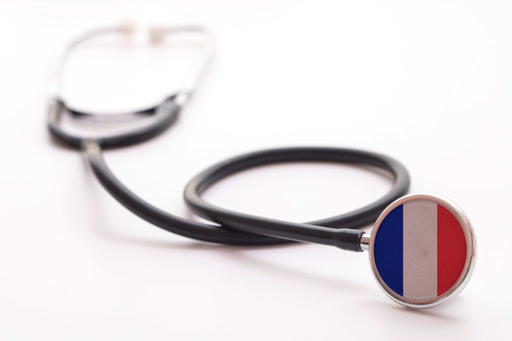 تصویری از گوشی پزشکی با پرچم فرانسه برای عنوان مراقبت‌های بهداشتی فوق العاده انتخاب شده است.