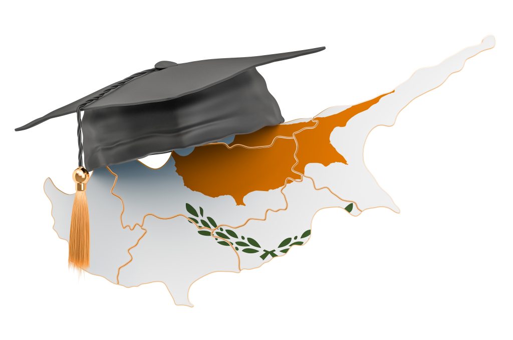 تصویری از پرچم قبرس در کنار کلاه فارغ التحصیلی برای عنوان مقدمه‌ی ویزای تحصیلی قبرس انتخاب شده است.