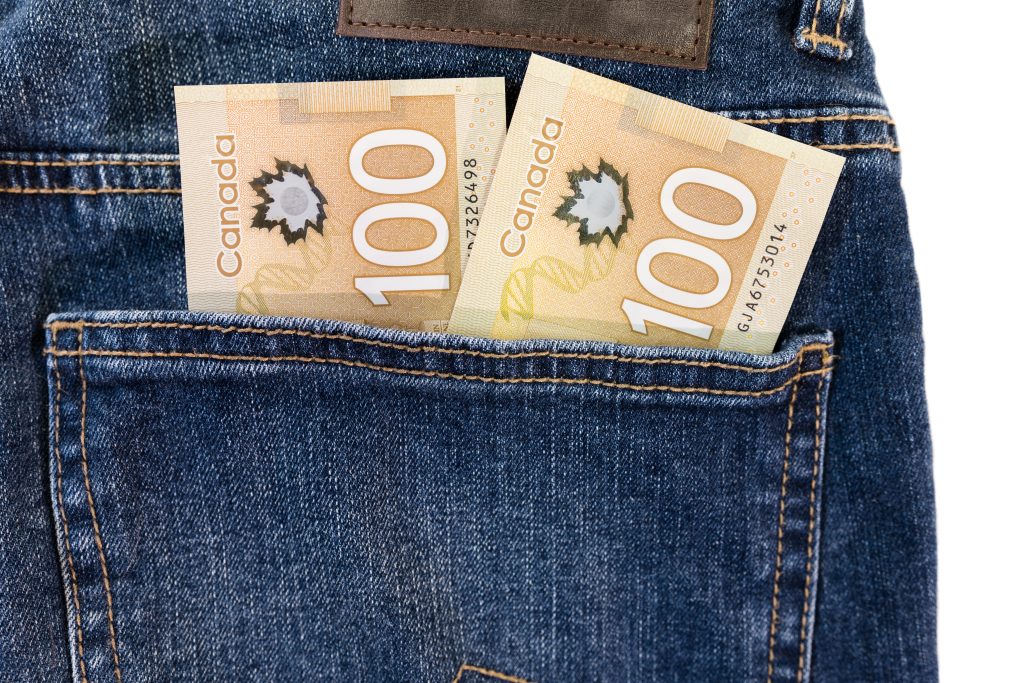 تصویری از 200 دلار کانادا در جیب یک شخص برای عنوان حداقل دستمزد در کانادا در سال 2022 انتخاب شده است.