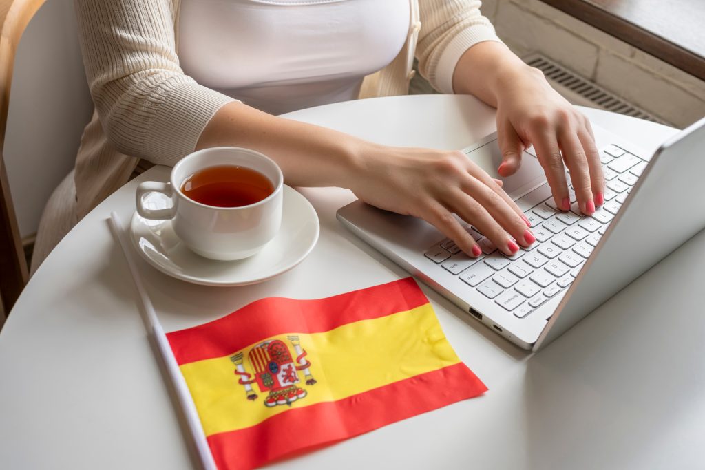 تصویری از فردی در حال کار به همراه پرچم اسپانیا برای عنوان فرهنگ کار انتخاب شده است.