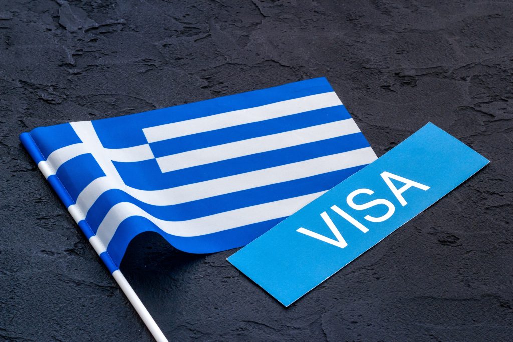 تصویری از کلمه‌ی ویزا در کنار پرچم یونان برای عنوان ویزای طلایی یونان انتخاب شده است.
