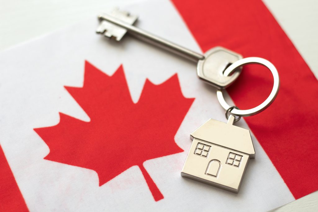 تصویری از کلید خانه بر روی پرچم کانادا برای عنوان هزینه اجاره مسکن انتخاب شده است.