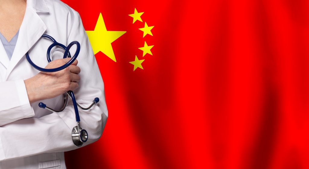 پزشکی به همراه گوشی پزشکی در کنار پرچم چین برای عنوان شرایط تحصیل پزشکی در چین انتخاب شده است.
