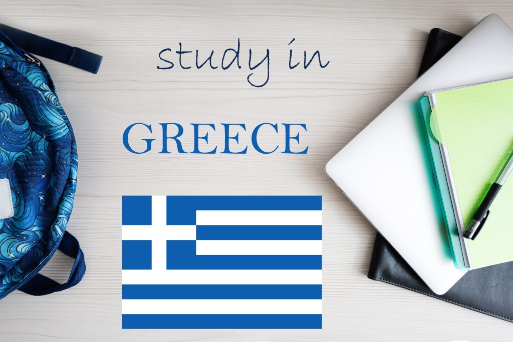 تصویری از نوشته ی تحصیل در یونان در کنار دفتر و کتاب و کوله پشتی برای عنوان ویزای تحصیلی یونان انتخاب شده است.