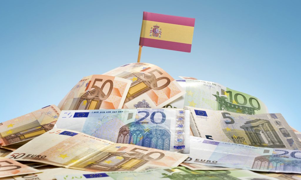 تصویری از پرچم اسپانیا بر روی اسکناس ها برای عنوان هزینه‌های زندگی در اسپانیا انتخاب شده است.