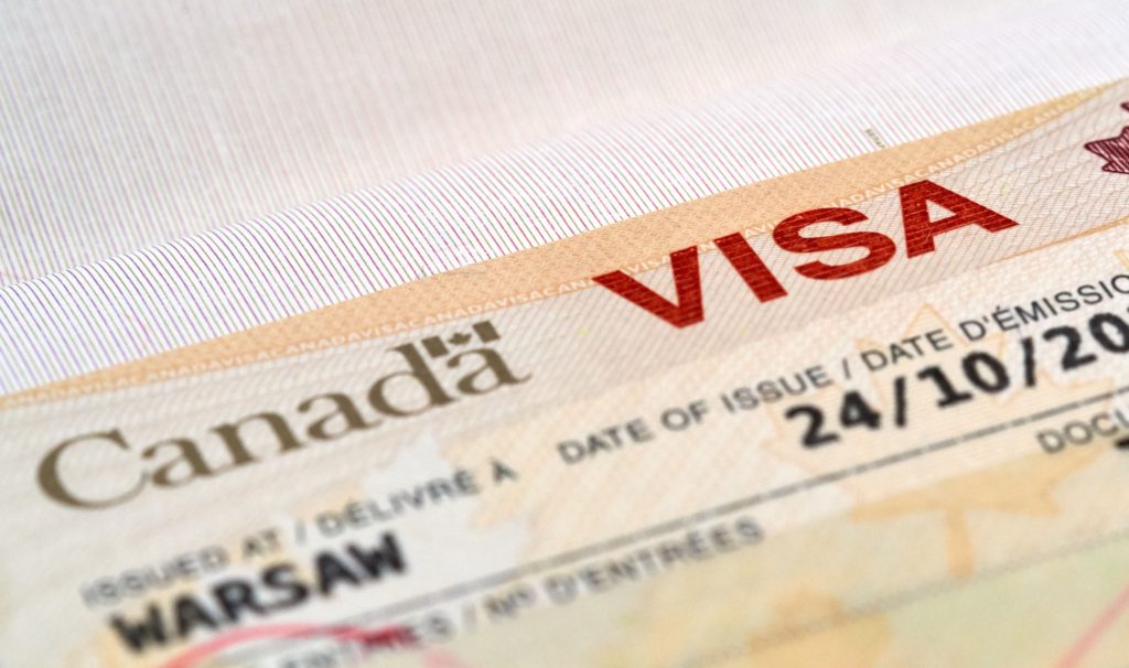 تصویری از صفحه‌ی اصلی ویزای کانادا برای عنوان روش اخذ ویزا از سفارت کانادا انتخاب شده است.