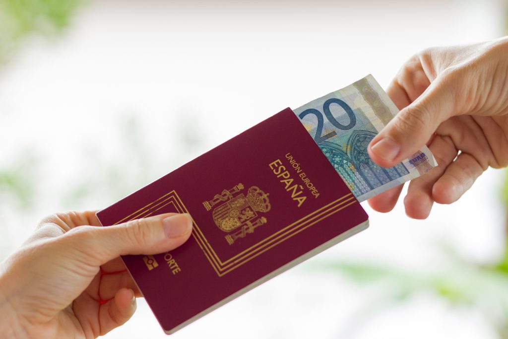 تصویری از پاسپورت اسپانیا به همراه 20 یورو برای عنوان هزینه اخذ ویزای اسپانیا انتخاب شده است.