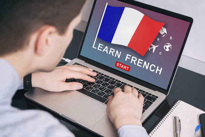 تصویری از دانشجویی در حال یادگیری زبان فرانسه برای عنوان برای اقامت تحصیلی فرانسه چه چیزی نیاز داریم؟ انتخاب شده است.