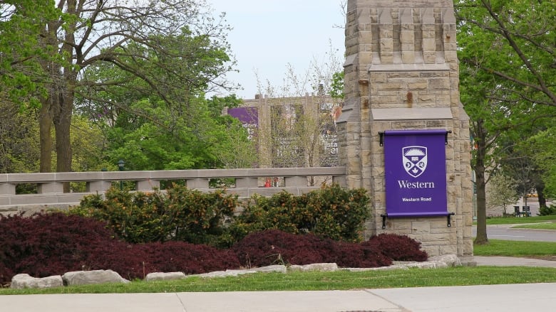 تصویری از ورودی دانشگاه وسترن کانادا برای عنوان دانشگاه وسترن انتاریو (Western University) انتخاب شده است.