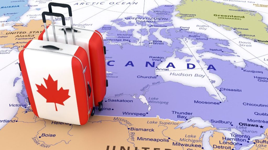 تصویری از چمدان هایی با طرح پرچم کانادا برای عنوان مهاجرت به کانادا انتخاب شده است.
