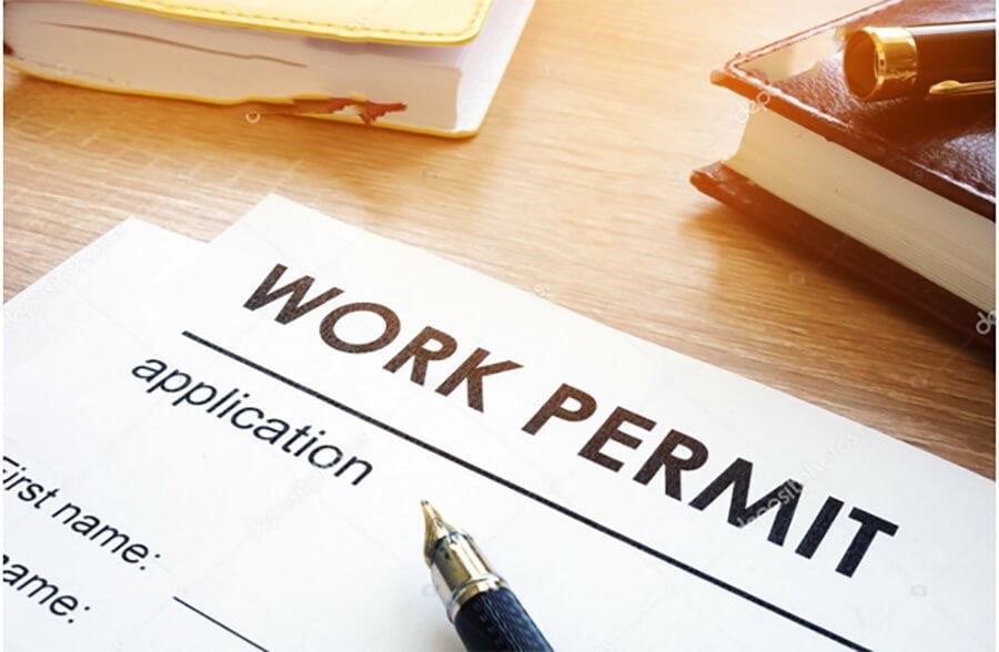 در این تصویر برگه ی درخواست کار به همراه یک قلم برای عنوان اخذ اقامت پرتغال با مجوز کار (Work Permit) انتخاب شده است.
