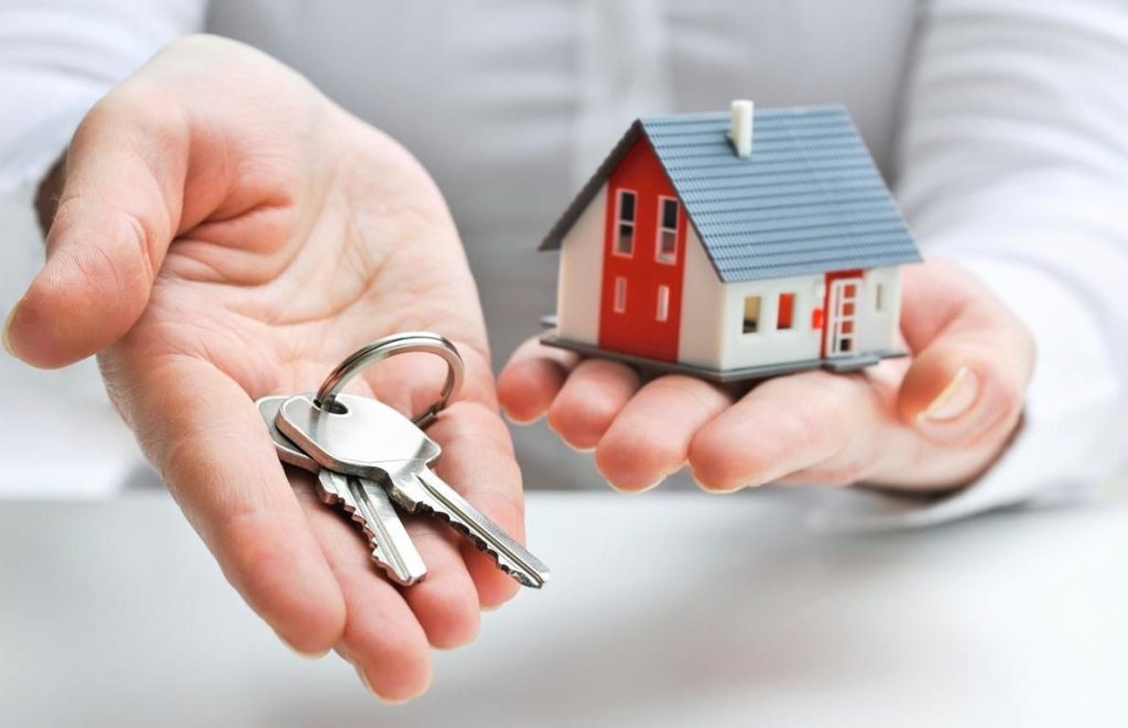 یک خانه و کلید در دست شما. این تصویر برای مزایای زندگی در پرتغال انتخاب شده است.