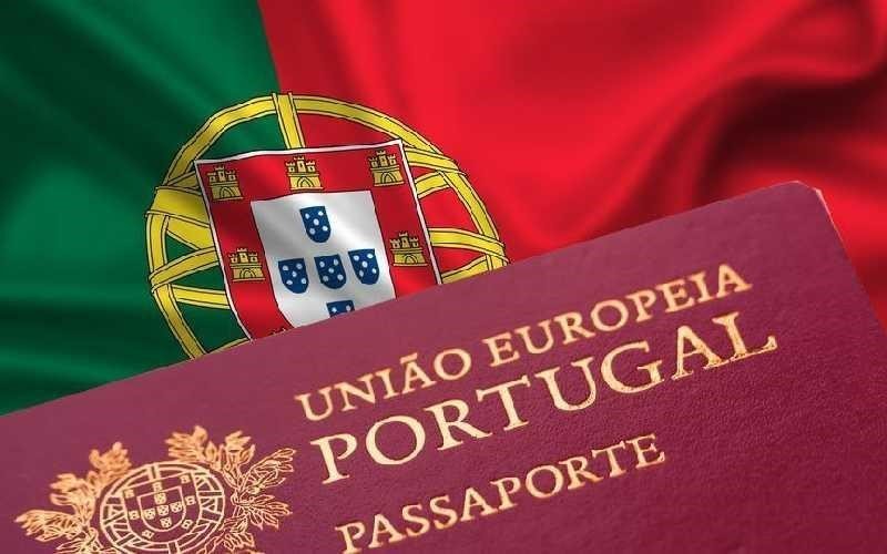 تصویری از پاسپورت پرتغال به همراه پرچم این کشور برای عنوان ویزای پرتغال انتخاب شده است.