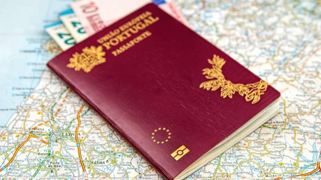 تصویر پاسپورت پرتغال بر روی نقشه‌ی این کشور به همراه چندین پول نقدی برای عنوان راه‌های اقامت پرتغال از طریق مجوز اقامت بلندمدت انتخاب شده است.