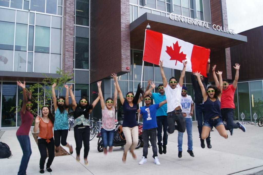 تصویری از دانش آموزان یک کالج در کانادا در مقابل آن برای عنوان کالج‌ها در کانادا انتخاب شده است.