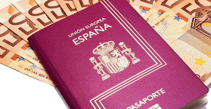 تصویری از پاسپورت اسپانیا به همراه پول این کشور برای عنوان انواع مهاجرت به اسپانیا انتخاب شده است.