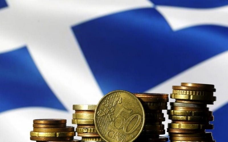 تصویری از پرچم یونان در کنار سکه ها برای عنوان بررسی اقتصاد یونان در دو سال گذشته انتخاب شده است.