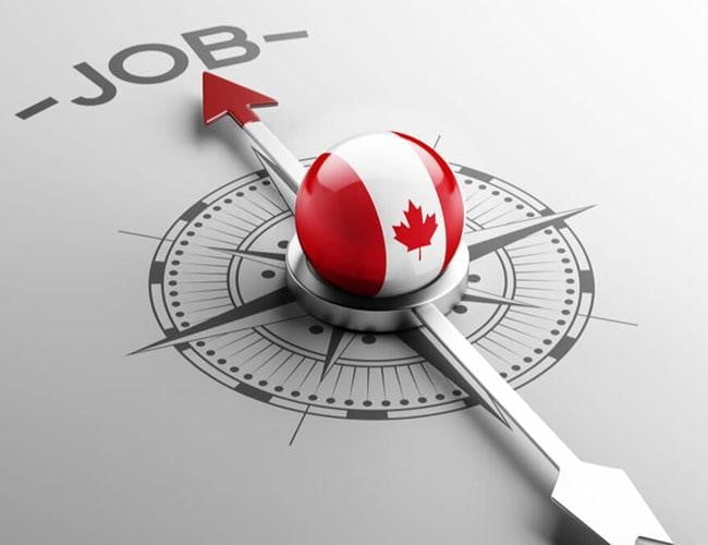 تصویری از یک قطب نما که در مرکز آن پرچم کانادا و فلش آن به سمت کلمه‌ی شغل است برای عنوان اخذ ویزای کاری کانادا انتخاب شده است.
