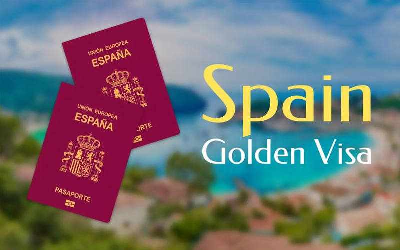 تصویری از 2 پاسپورت به همراه نوشته‌ی ویزای طلایی برای عنوان گلدن ویزای اسپانیا برای افراد خانواده انتخاب شده است.