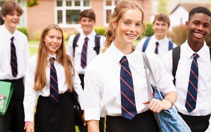 تصویری از دانش آموزان دبیرستانی کانادا برای عنوان تحصیل در مدارس کانادا، مقطع دبیرستان یا متوسطه اول انتخاب شده است.