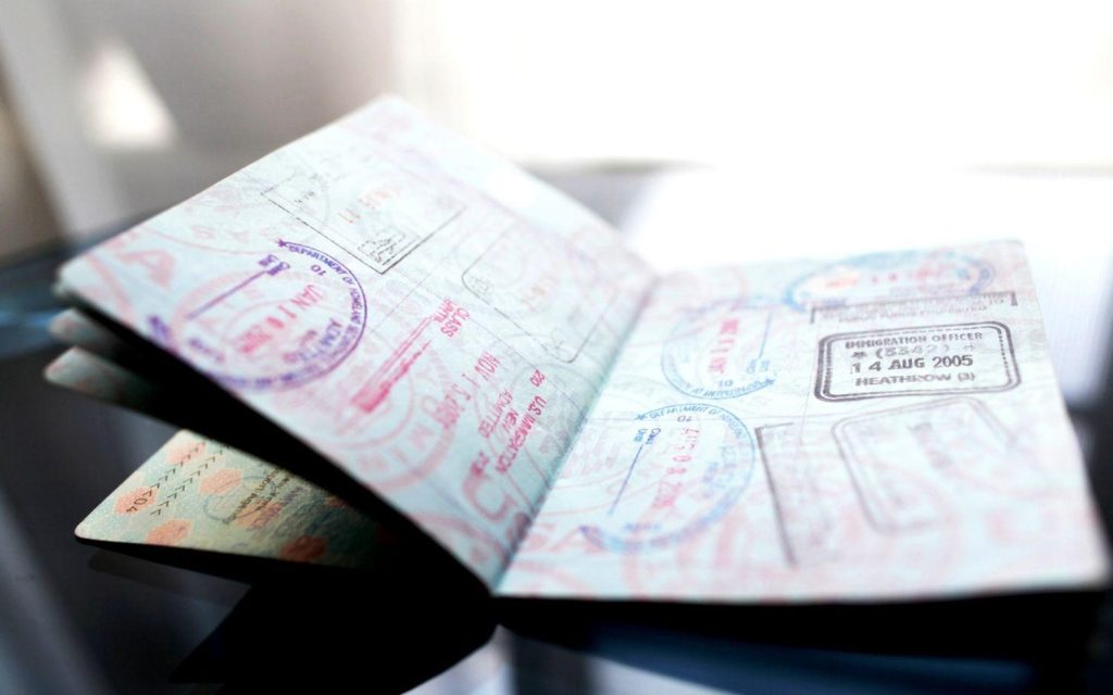 تصویری از مهر ویزا در پاسپورت برای عنوان ویزای اقامت 2023 انتخاب شده است.