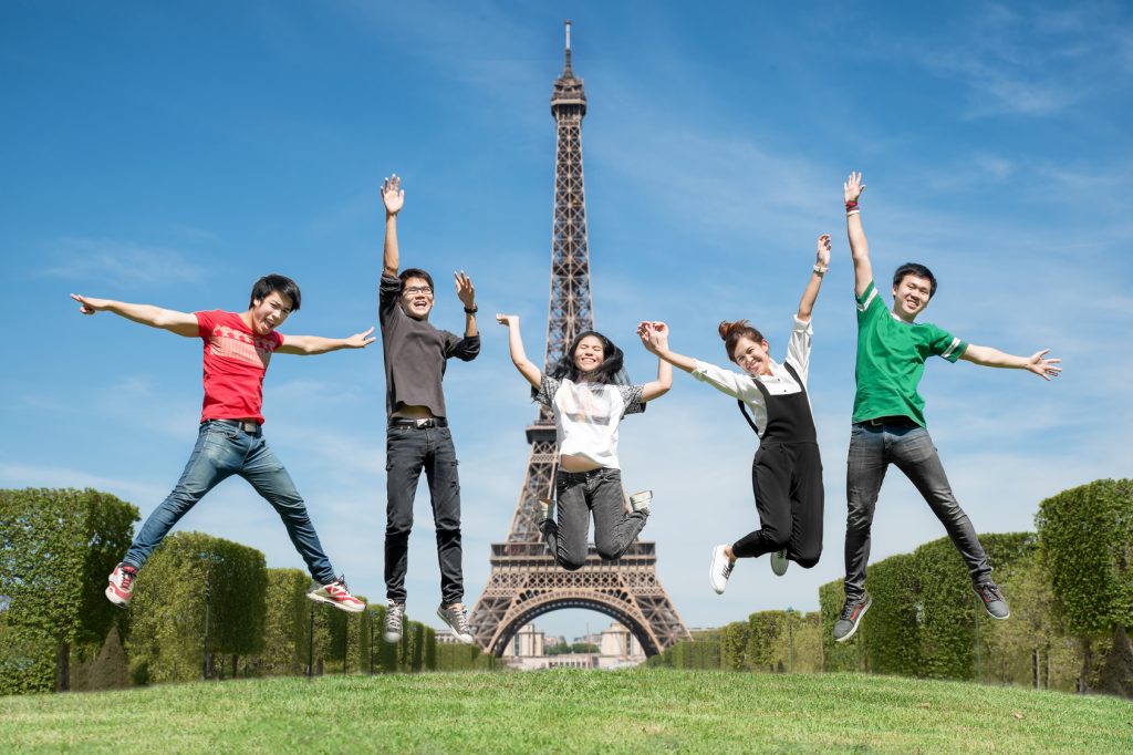 تصویری از دانش آموزان خارجی در مقابل برج ایفل برای عنوان تحصیل در مدارس فرانسه و یادگیری زبان فرانسه انتخاب شده است.