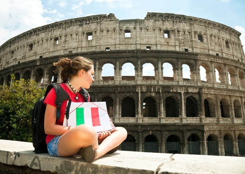 تصویری از دانش آموزی در شهر میلاد کشور ایتالیا برای عنوان تحصیل در مدارس ایتالیا با یادگیری زبان ایتالیایی انتخاب شده است.