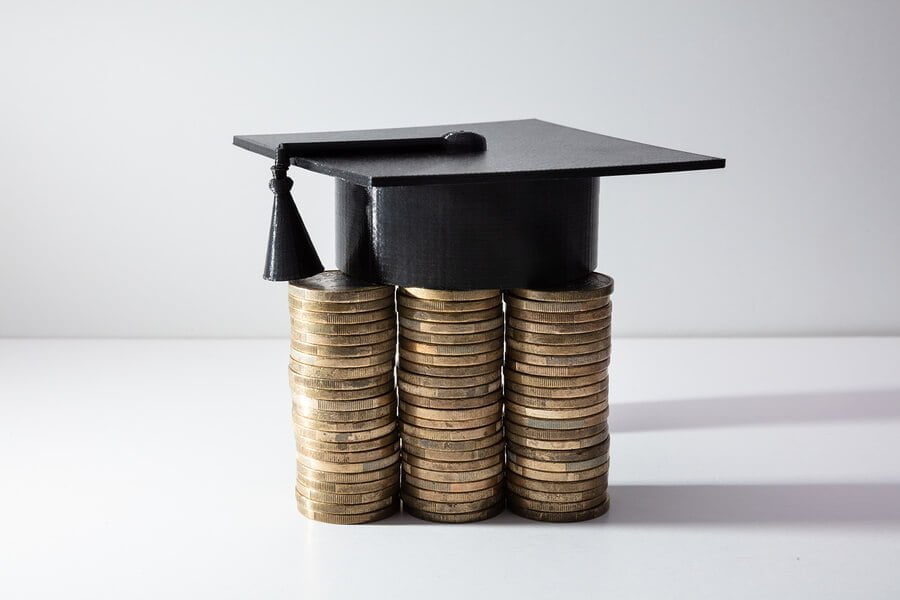 تصویری از کلاه فارغ التحصیلی به همراه مقداری سکه برای عنوان کم‌هزینه‌ترین و بهترین تحصیل در مدارس اروپایی انتخاب شده است.