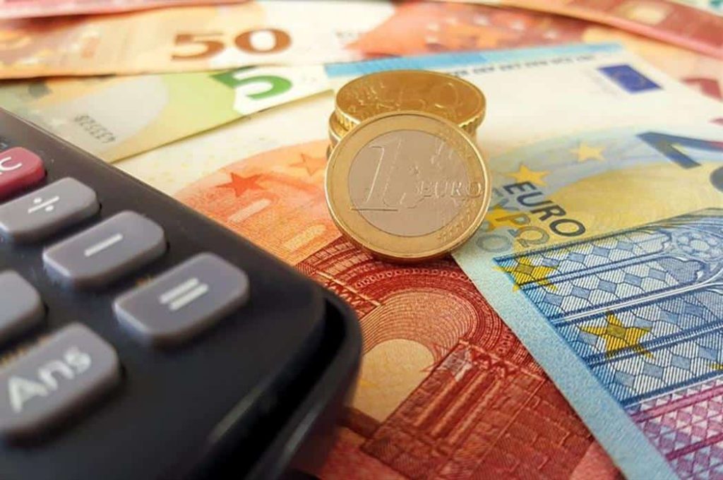 تصویری از پول کشور یونان به همراه ماشین حساب برای عنوان هزینه زندگی در یونان انتخاب شده است.
