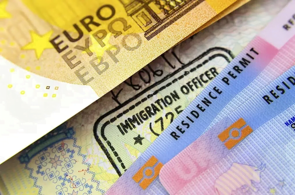 تصویری از برگه‌ی اجازه کار و یورو به همراه مهر ویزا برای عنوان اقامت اروپا از طریق سرمایه‌گذاری انتخاب شده است.